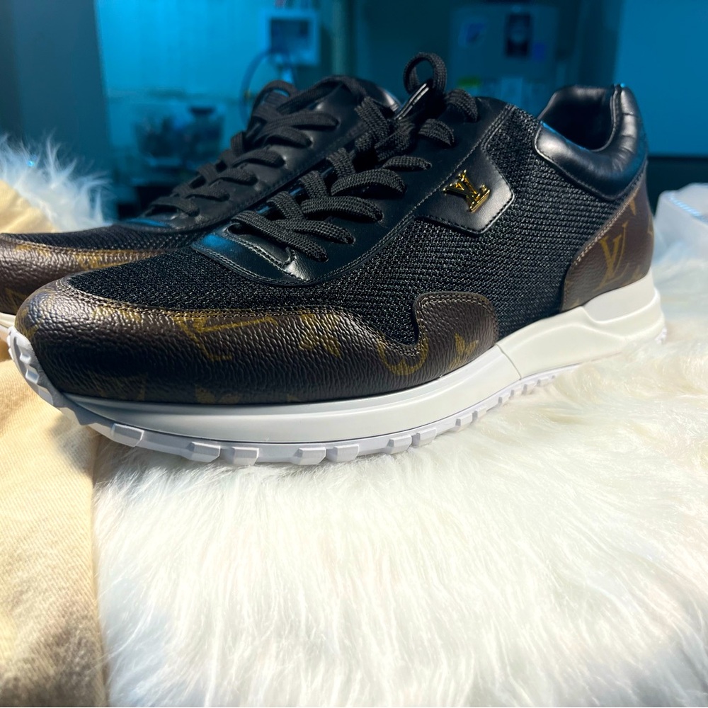 LOUIS VUITTON Run away line sneakers Black